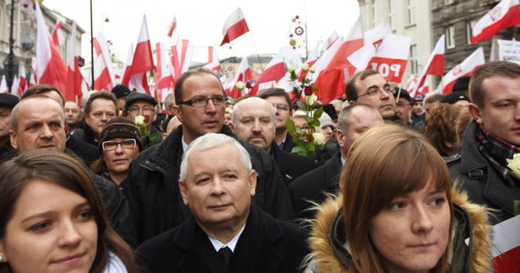"Musimy zrzucić z pleców naszego narodu ten worek kamieni, którym jest obecna władza" - mówił były premier Jarosław Kaczyński podczas "Marszu w Obronie Demokracji i Wolności Mediów" współorganizowanego przez Prawo i Sprawiedliwość. Kaczyński nazwał sobotni marsz "pochodem obywatelskim". "Pochodem tych, którzy chcą w Polsce dobrej zmiany, którzy chcą zwycięstwa w walce z panoszącym się złem, ale przede wszystkim chcą obronić to najbardziej podstawowe prawo obywateli, prawo do wyłaniania władzy w drodze wyborów, oceniania władzy i do tego, by władzę odwołać" - mówił. 