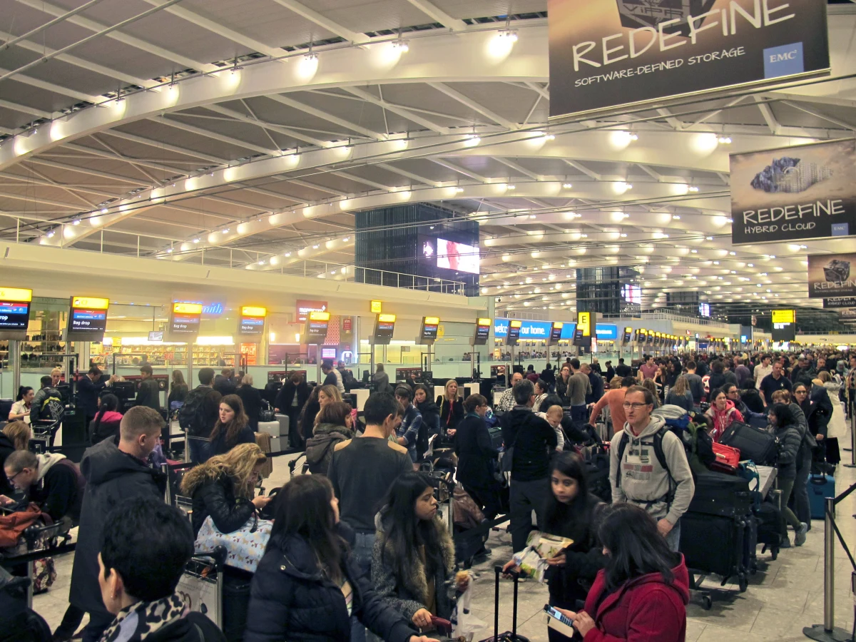 Niesprawność systemu kontroli lotów na londyńskim Heathrow, w wyniku której odwołano lub opóźniono w piątek loty, była spowodowana bezprecedensową awarią systemu komputerowego - podała firma NATS zarządzająca ruchem lotniczym. Do problemów w centrum kontroli w Swanwick w południowej Anglii doszło, kiedy podłączonych zostało więcej stanowisk komputerowych, aby podołać zwiększonej liczbie lotów. 