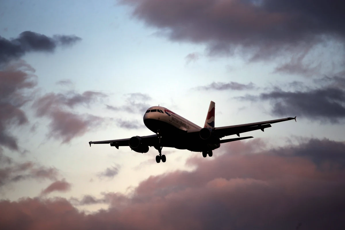 Wojskowy samolot obcego państwa omal nie zderzył się nad południową Szwecją z pasażerską maszyną, która leciała z Kopenhagi. Na szczęście udało się uniknąć tragedii. 