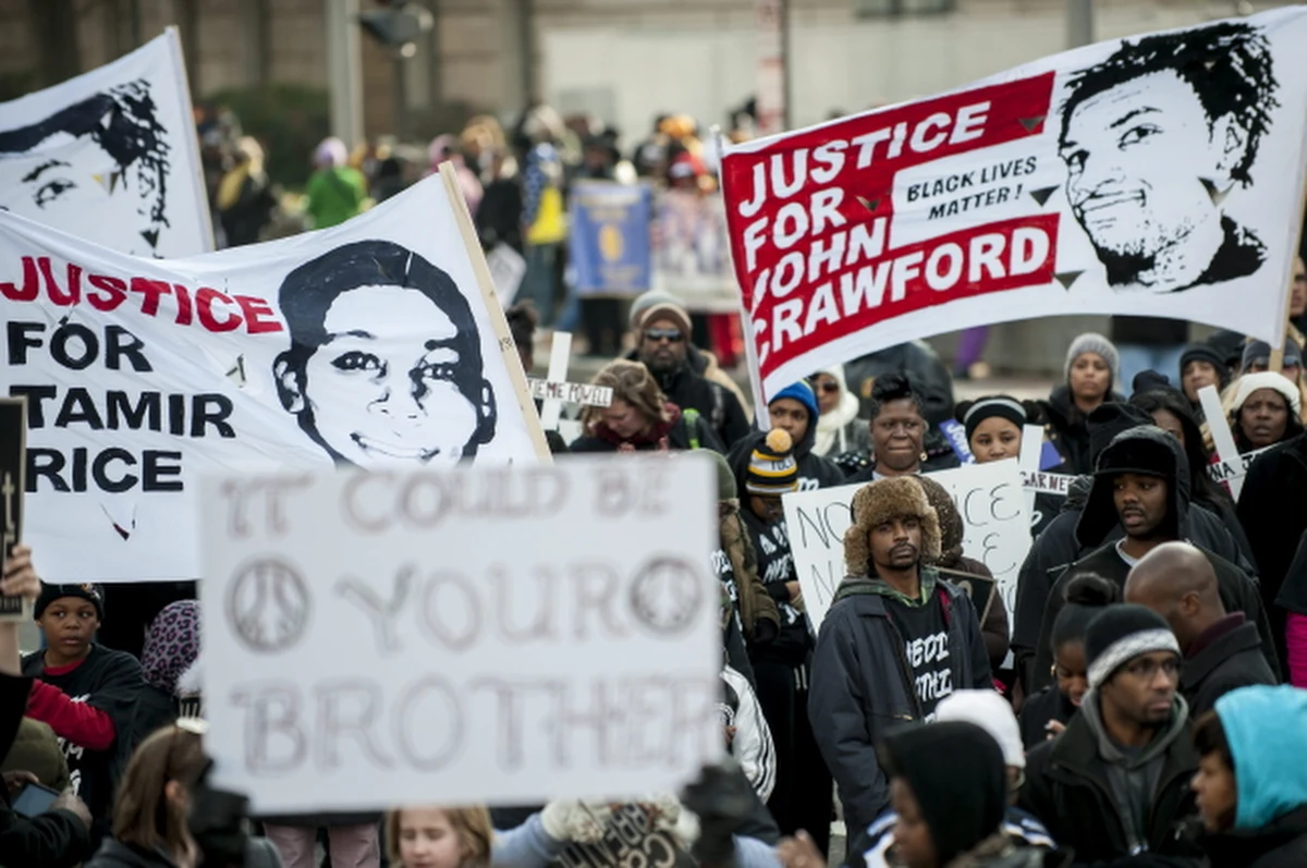 Tysiące ludzi przeszły ulicami Waszyngtonu, Nowego Jorku i Bostonu, by zaprotestować przeciw brutalności policji i dyskryminującemu - według nich - traktowaniu mniejszości etnicznych przez funkcjonariuszy. Według organizatorów marszów były to najliczniejsze demonstracje zwoływane w ostatnich tygodniach. Manifestacje to reakcja na doniesienia o brutalnych incydentach z udziałem policji i czarnoskórych mężczyzn.  