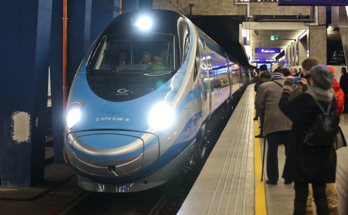 Pierwsze składy Pendolino wyjechały dziś na tory. Przed godz. 13 skład kursujący na trasie Kraków-Warszawa wjechał na stołeczny Dworzec Centralny z 10-minutowym opóźnieniem. Według PKP powodem były utrudnienia po pożarze pociągu technicznego w Miechowie.  Jak zapowiada PKP Intercity, dzięki Pendolino podróż z Warszawy do Krakowa i Katowic będzie trwała ok. 2, 5 godziny, do Trójmiasta blisko 3 godz., a do Wrocławia - 3 godz. 40 minut. Pendolino mają jeździć powyżej 160 km/h. 