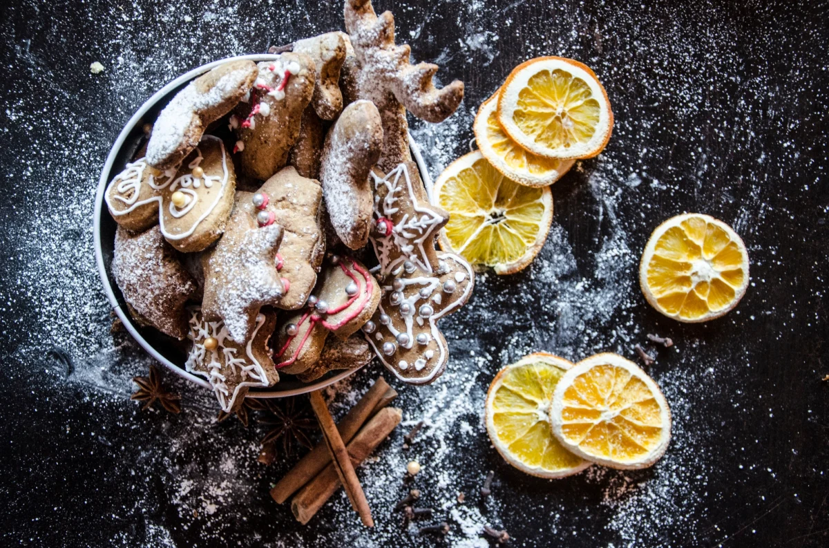 Pachną cynamonem, imbirem i goździkami, mają w sobie miodową, ale też lekko pikantną nutę. Idealne korzenne pierniki – by były gotowe do schrupania na święta, warto je przygotować już teraz. 