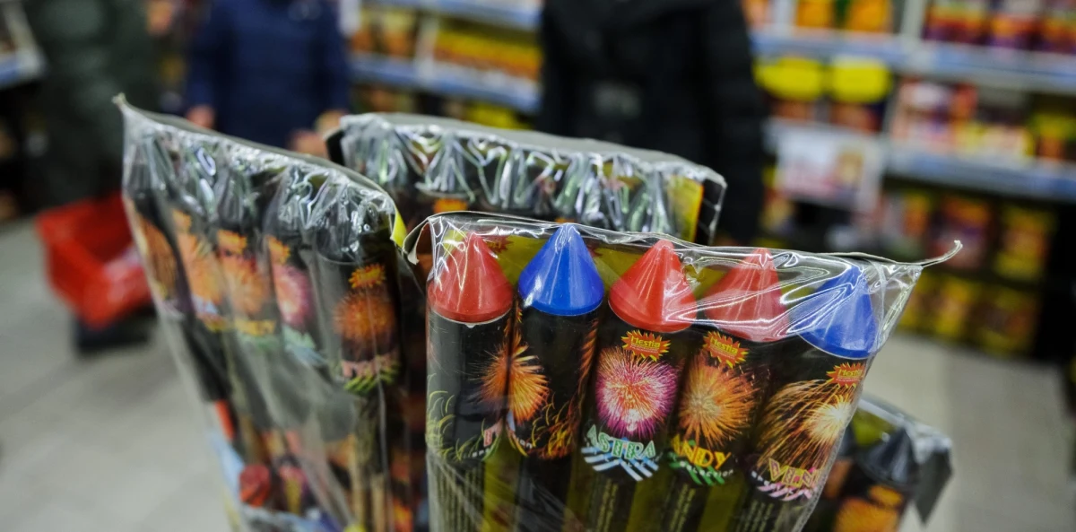 Holenderska policja we współpracy z funkcjonariuszami z Polski rozpoczęła walkę z sklepami internetowymi działającymi w naszym kraju, które nielegalnie sprzedają fajerwerki. Chodzi o powstrzymanie fali wysyłanych pocztą, potencjalnie wybuchowych paczek. 