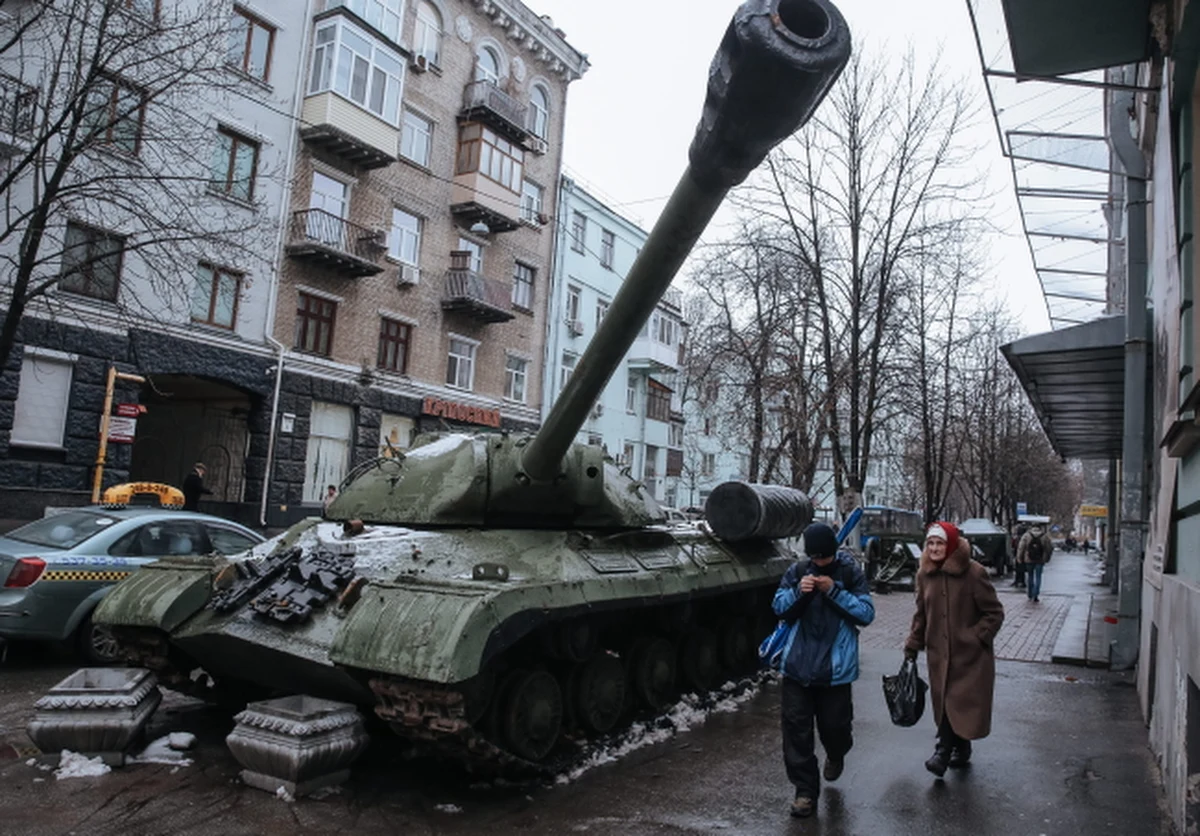 Prezydent Petro Poroszenko ujawnił, że w rękach prorosyjskich separatystów i w Rosji, która ich wspomaga, znajduje się ponad 600 przetrzymywanych ukraińskich żołnierzy. Zaapelował o ich uwolnienie przed końcem roku. 