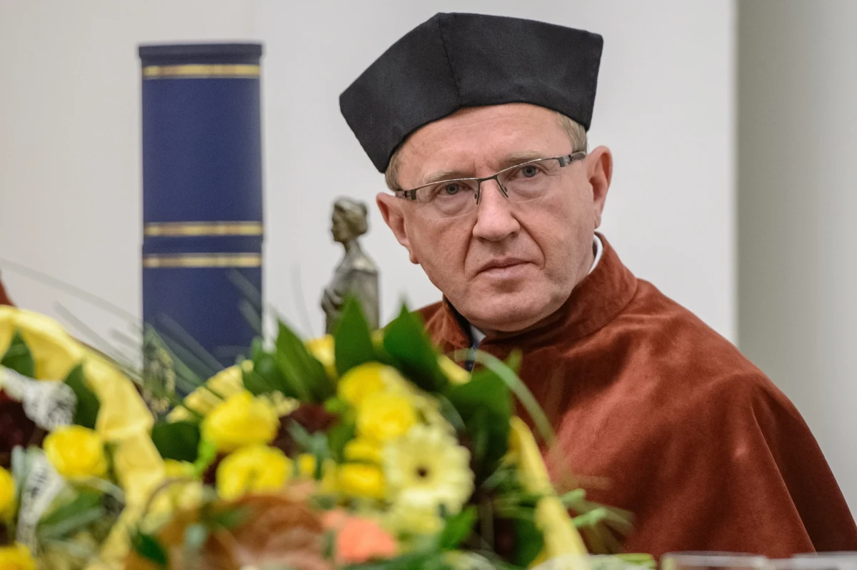 „Nepotyzm, niejasny obrót materiałami leczniczymi oraz zbyt wystawne imprezy za publiczne pieniądze — takie zarzuty stawiają legendzie światowej laryngologii prof. Henrykowi Skarżyńskiemu kontrolerzy Ministerstwa Zdrowia” – podaje „Rzeczpospolita”. Nieprawidłowości miały wyjść na jaw podczas rutynowej kontroli. 