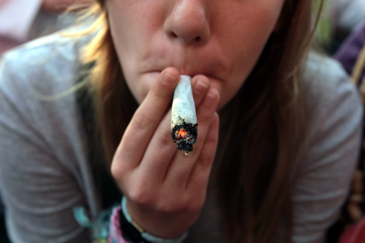 „Przepisy pozwalają na to, by prokurator odstąpił od karania osób posiadających niewielką ilość narkotyków na własny użytek. Ale śledczy niechętnie korzystają z tej możliwości” – pisze poniedziałkowa „Rzeczpospolita”. Zauważa, że częstotliwość umorzeń jest znacząco różna w regionach Polski uznawanych za bardziej nowoczesne i tych szczególnie przywiązanych do tradycji. 