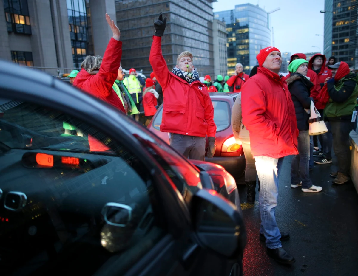 Zwołany przez belgijskie związki zawodowe strajk generalny przeciw planom oszczędnościowym rządu sparaliżował transport kolejowy i lotniczy. Protest natychmiast wpłynął na funkcjonowanie lotniska w Brukseli, gdzie całkowicie wstrzymano ruch. Oficjalnie strajk rozpoczął się o godz. 22 w niedzielę.  