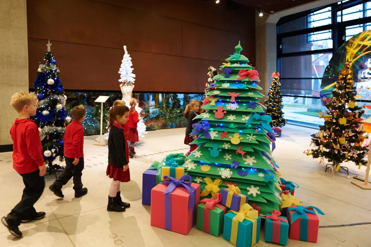 Co czwarty mieszkaniec (26 proc.) województw małopolskiego i śląskiego zamierza przeznaczyć mniej pieniędzy na Boże Narodzenie niż przed rokiem - wynika z badań przeprowadzonych przez PBS na zlecenie P.R.E.S.C.O. GROUP w ramach programu edukacyjnego "Wydatki Kontrolowane". 