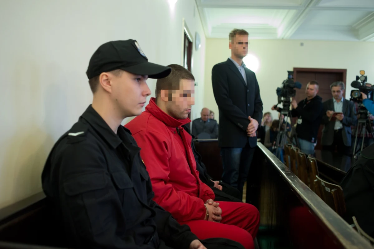 Na dożywocie skazał łódzki Sąd Okręgowy Rafała N., który brutalne zamordował mężczyznę w centrum Łodzi. Sprawca zadał 13 ciosów nożem 20-latkowi, który stanął w obronie swojej dziewczyny. Zdaniem oskarżenia była to niewytłumaczalna zbrodnia, po której poczucie bezpieczeństwa mieszkańców Łodzi legło w gruzach.