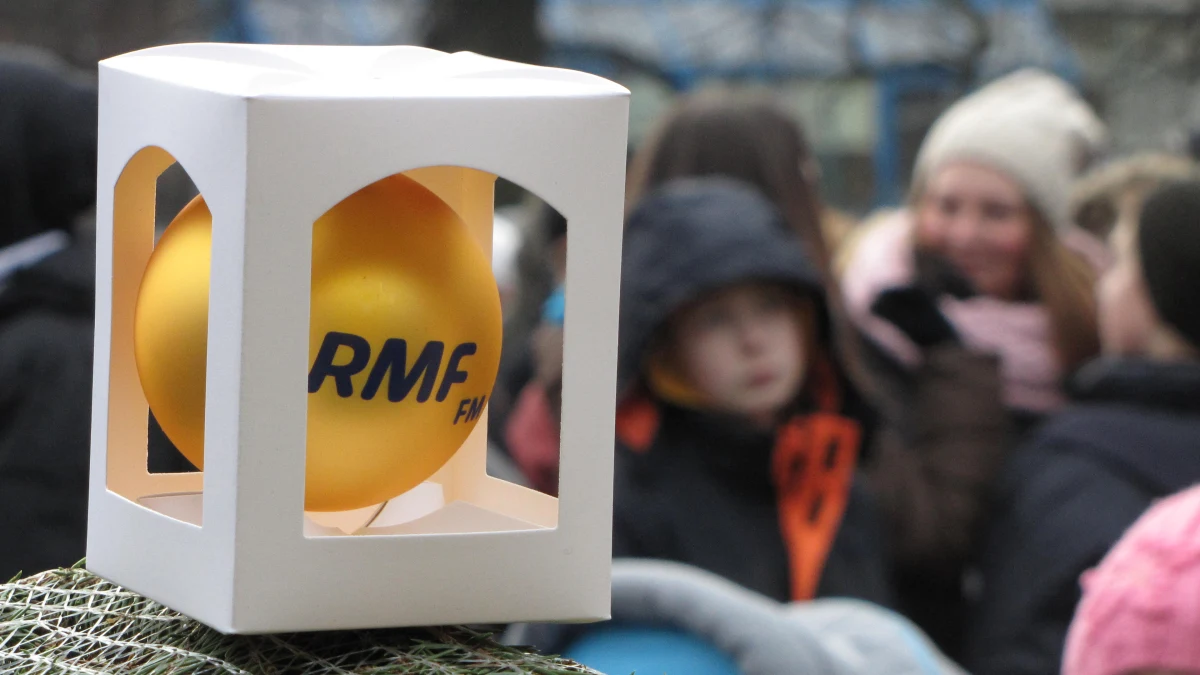 Nasze choinkowe tournée RMF FM zawitało w poniedziałek do Szczecina. Mieszkańcy mogli nie tylko odebrać drzewko, ale także wziąć udział w kolędowym karaoke. Wybraliśmy trzy najlepsze - naszym zdaniem - wykonania. Teraz Wy musicie zdecydować, kto wejdzie do Wielkiego Finału.