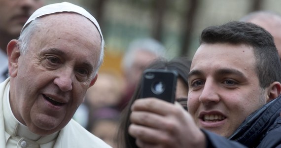 Dezinformacja, kalumnie, zniesławianie - takie grzechy mediów wymienił Franciszek podczas spotkania z pracownikami stacji telewizyjnej włoskiego episkopatu. Papież mówił, że media nie mogą atakować widzów ani kreować fałszywych bohaterów.