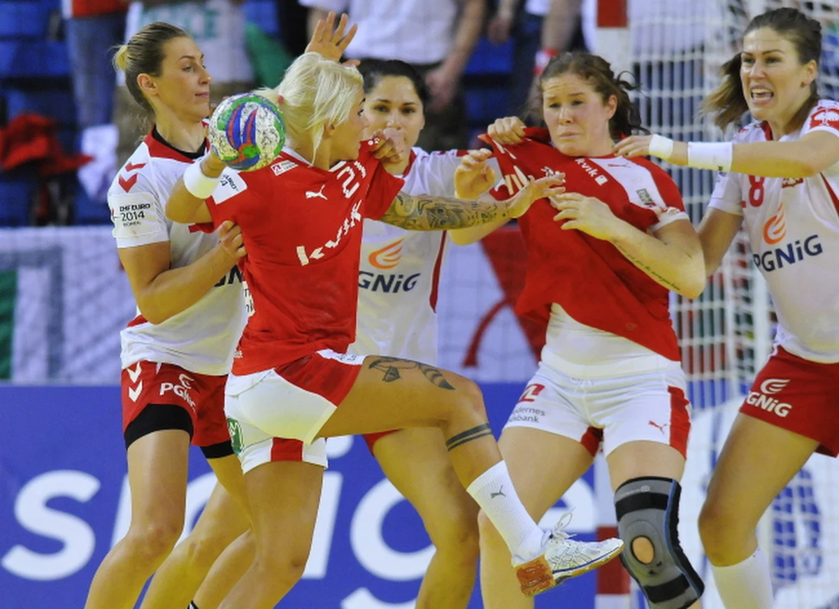 "Wszyscy stawiali nas na przegranej pozycji. Dlatego możemy być z siebie dumne. Szkoda, że przegrałyśmy, bo mecz był dobry w naszym wykonaniu, ale bez zdobyczy punktowych. Fantastycznie zagrała Aśka Drabik, świetny powrót po dłuższej przerwie zaliczyła Kinga Byzdra. Nasza gra to dobry prognostyk przed meczem z Rumunkami" - mówiła po poniedziałkowym meczu Monika Stachowska, obrotowa reprezentacji Polski. Polskie piłkarki ręczne przegrały w Debreczynie z Norweżkami 24:26 (15:11) w swoim drugim meczu drugiej fazy grupowej mistrzostw Europy. Gospodarzem imprezy są Węgry i Chorwacja.