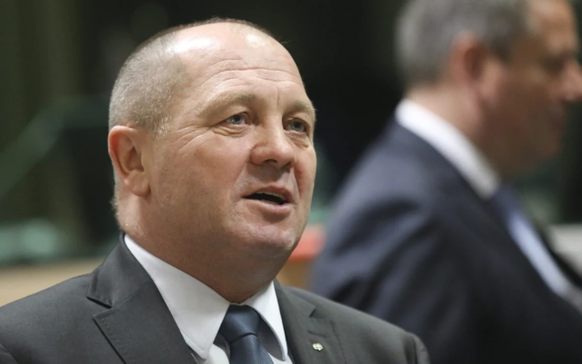 Polska nie wniesie do Komisji Europejskiej wniosku o ukaranie Czech za stosowanie niedozwolonych praktyk wobec naszych producentów - ogłosił minister rolnictwa Marek Sawicki po rozmowie ze swoim czeskim odpowiednikiem Marianem Jureczką. "Dobrze, żeby w okresie świątecznym się pogodzić. (...) Wydaje mi się, że na tym poziomie wyjaśnień i dyskusji, które przeprowadziliśmy dzisiaj, nie ma potrzeby, żeby Polska skarżyła Czechy za stosowanie niedozwolonych praktyk, dyskryminujących produkty z Polski" - tłumaczył. 