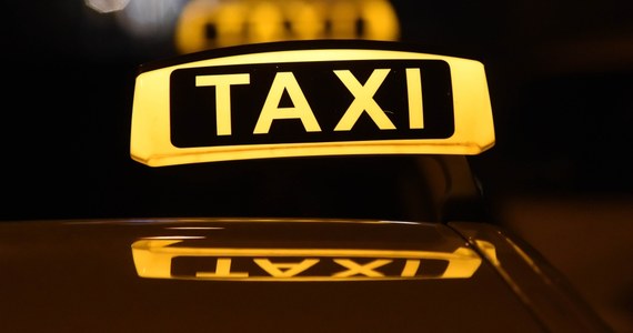 Kilkuset taksówkarzy przez kilka godzin blokowało ruch uliczny w Paryżu, protestując przeciwko "nielojalnej konkurencji" ze strony UberPOP - transportu osób prywatnych przez niezawodowych kierowców, organizowanego przez amerykańską firmę Uber. Rzecznik resortu spraw wewnętrznych Pierre-Henry Brandet starał się uspokoić taksówkarzy, wskazując na nową ustawę o przewozie osób, która wchodzi w życie 1 stycznia i zapowiadając, że jeśli UberPOP "w formie, w jakiej funkcjonuje obecnie, nie dostosuje się do francuskiego prawa, będzie rzecz jasna uznawany za nielegalny, a jego używanie zabronione".