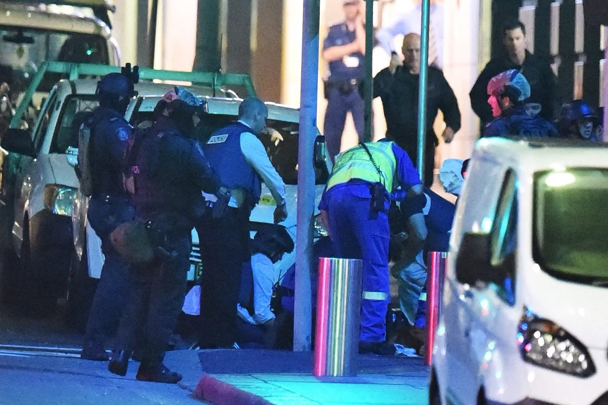 Policja australijska zamierza wszcząć dochodzenie w sprawie śmierci dwóch zakładników, którzy zginęli w czasie szturmu policji na kawiarnię w Sydney. To tam przez 16-godzin uchodźca z Iranu przetrzymywał 17 osób. Łącznie w akcji zginęły trzy osoby (w tym napastnik), a 4 zostały ranne. Dziś z kolei 
w Canberze wszczęto alarm z powodu podejrzanej paczki znalezionej w stołówce australijskiego Departamentu Spraw Zagranicznych i Handlu. Personel został ewakuowany, nikomu nic się nie stało.