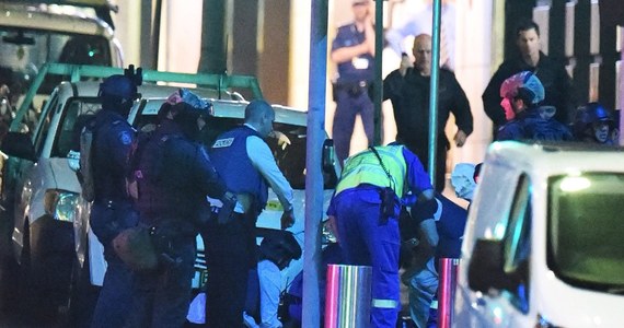 Policja australijska zamierza wszcząć dochodzenie w sprawie śmierci dwóch zakładników, którzy zginęli w czasie szturmu policji na kawiarnię w Sydney. To tam przez 16-godzin uchodźca z Iranu przetrzymywał 17 osób. Łącznie w akcji zginęły trzy osoby (w tym napastnik), a 4 zostały ranne. Dziś z kolei 
w Canberze wszczęto alarm z powodu podejrzanej paczki znalezionej w stołówce australijskiego Departamentu Spraw Zagranicznych i Handlu. Personel został ewakuowany, nikomu nic się nie stało.
