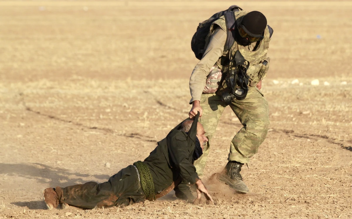 Ścięcie głów dwóm dziennikarzom przez islamistycznych bojowników w Syrii w tym roku wskazuje na nowe szokujące formy przemocy, grożące pracownikom mediów. Tak wynika z opublikowanego organizacji Reporterzy bez Granic (RSF). Autorzy opracowania podkreślili, że mimo iż liczba dziennikarzy zabitych na świecie w 2014 roku jest nieco niższa niż rok wcześniej, to zaniepokojenie budzi sposób, w jaki zostali zamordowani.