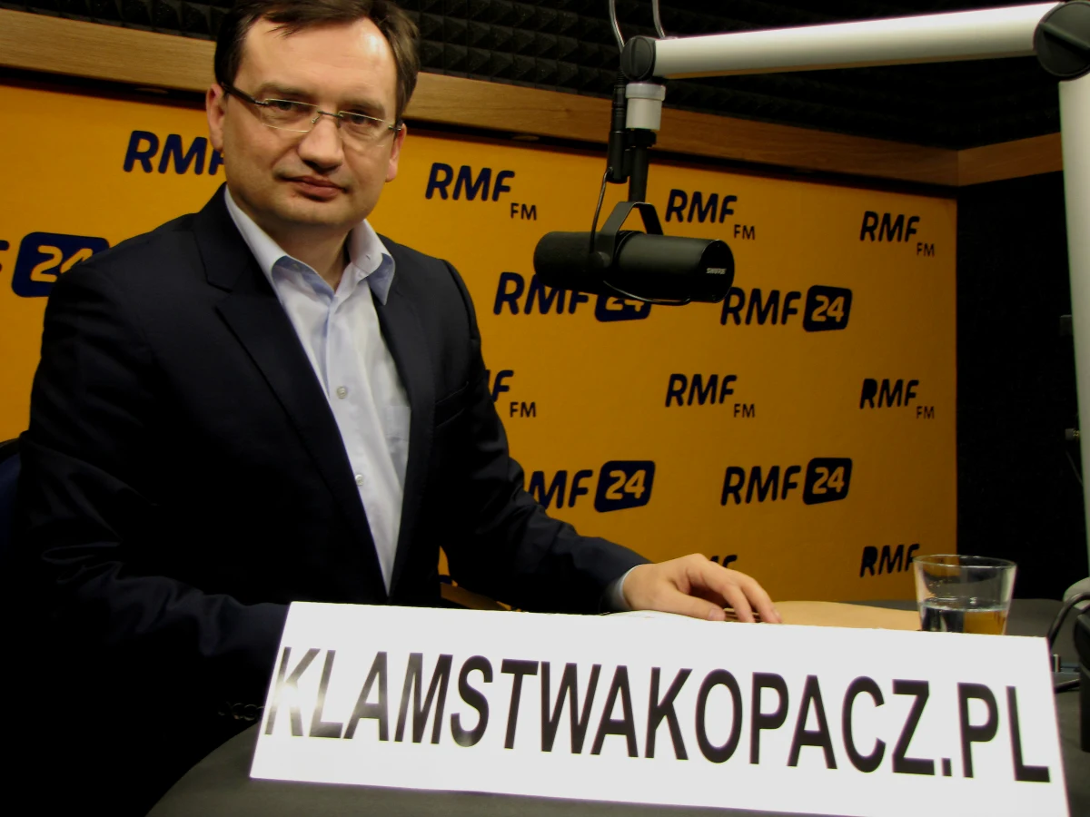 Sterroryzowane sądy według Jarosława Kaczyńskiego? "Świat polityki, gdzie istotą jest konflikt polityczny i mocne słowa, powinien być oddzielony czerwoną linią od świata sądów, gdzie są stonowane wypowiedzi. Komorowski przeciągnął sędziów przez tę linię do świata polityki. Niszczy państwo" - mówi były minister sprawiedliwości, lider Solidarnej Polski Zbigniew Ziobro w Kontrwywiadzie RMF FM. "Prezesi sądów są podpuszczani przez Komorowskiego, nie powinien się nimi zasłaniać. Prezydent naruszył autorytet państwa" - dodaje polityk. "Bardzo chciałbym, aby prezesi sądów nie dawali się wciągać w nurt sporu politycznego" - komentuje.