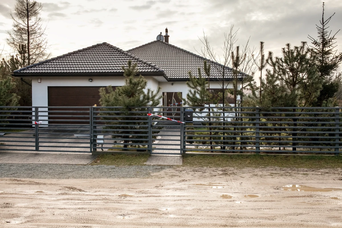 Dwoje 19-latków, którzy zawieźli na miejsce zbrodni w Rakowiskach na Lubelszczyźnie Kamila N. i Zuzannę M., a potem odebrali ich i wspólnie pojechali do Krakowa, będą odpowiadać za utrudnianie śledztwa - dowiaduje się reporter RMF FM Krzysztof Kot. Oboje zostali wczoraj zatrzymani.