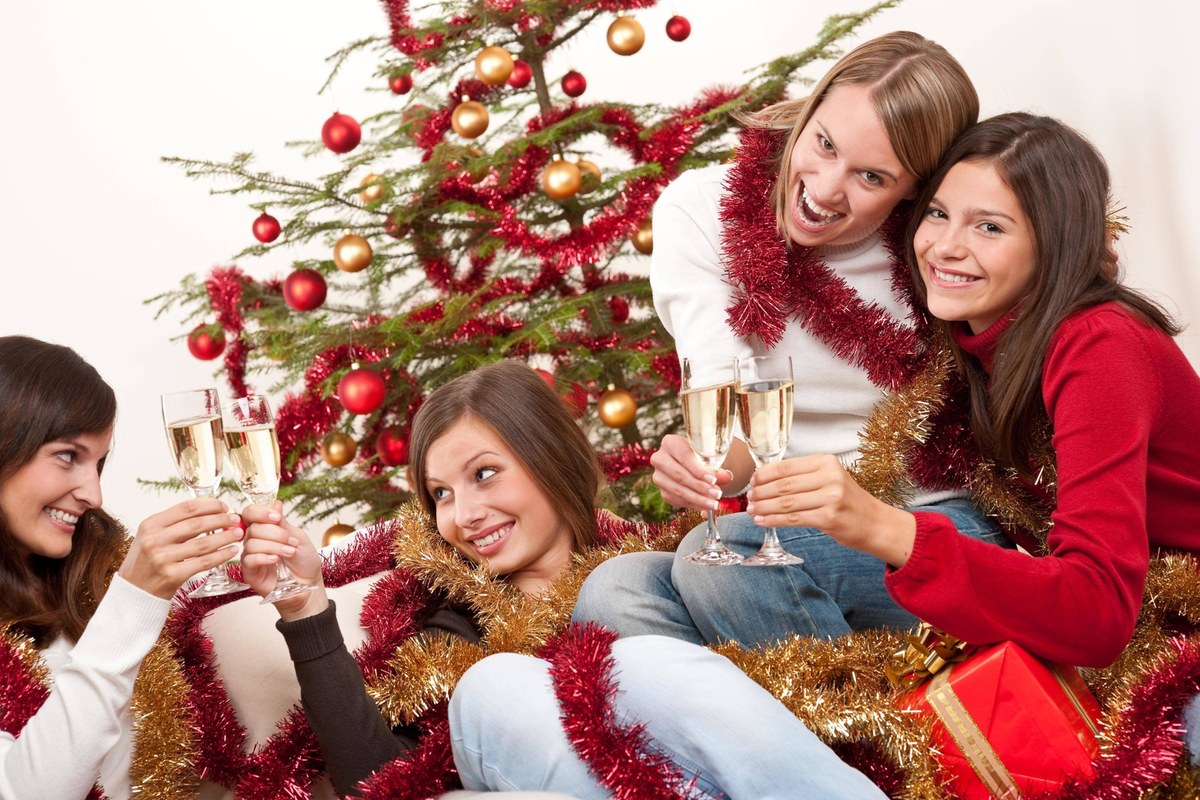 Przed Wami wigilia u teściowych, macie w planach firmowe "christmas party" i nie wiecie, w co się ubrać? Stylistka Monika Jurczyk "OSA" radzi, jak poradzić sobie z wigilijnym dress codem. Przeczytajcie czego unikać, co podkreślić i jak podejść do ubierania się w święta - wystarczy parę drobnych zmian, żeby sprawić, że nasze ubranie będzie wyglądać świątecznie i elegancko!