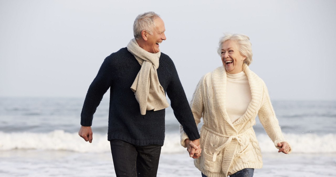 Tanie wyjazdy dla seniorów. Poznaj skuteczne sposoby na oszczędzanie podczas podróży