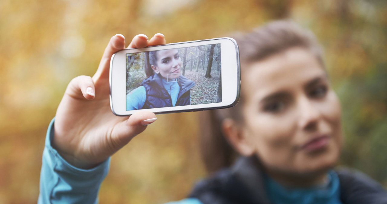 Pełniejsze usta, mniejszy nos, wygładzone zmarszczki. Dlaczego kobiety poprawiają swoją urodę i jaki ma to związek z selfie? Badania pokazują, że ci, którzy często umieszczają swoje zdjęcia na portalach społecznościowych, częściej decydują się na operacje plastyczne. O tym, czy naprawdę tak jest, rozmawiali modelka Paulina Pszech i dermatolog Marcin Ambroziak. - Dermatologia estetyczna, chirurgia plastyczna - ten rynek rośnie, więc tych zabiegów jest coraz więcej. Robimy sobie też coraz więcej selfie i być może dlatego jest to błędnie interpretowane - przyznał Ambroziak.