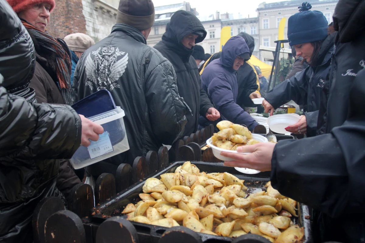 W niedzielę 21 grudnia na krakowskim Rynku Głównym odbędzie się już osiemnasta Wigilia dla Potrzebujących. Znany krakowski restaurator Jan Kościuszko po raz kolejny nakarmi tysiące ubogich i bezdomnych.