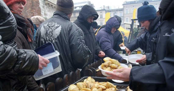 W niedzielę 21 grudnia na krakowskim Rynku Głównym odbędzie się już osiemnasta Wigilia dla Potrzebujących. Znany krakowski restaurator Jan Kościuszko po raz kolejny nakarmi tysiące ubogich i bezdomnych.