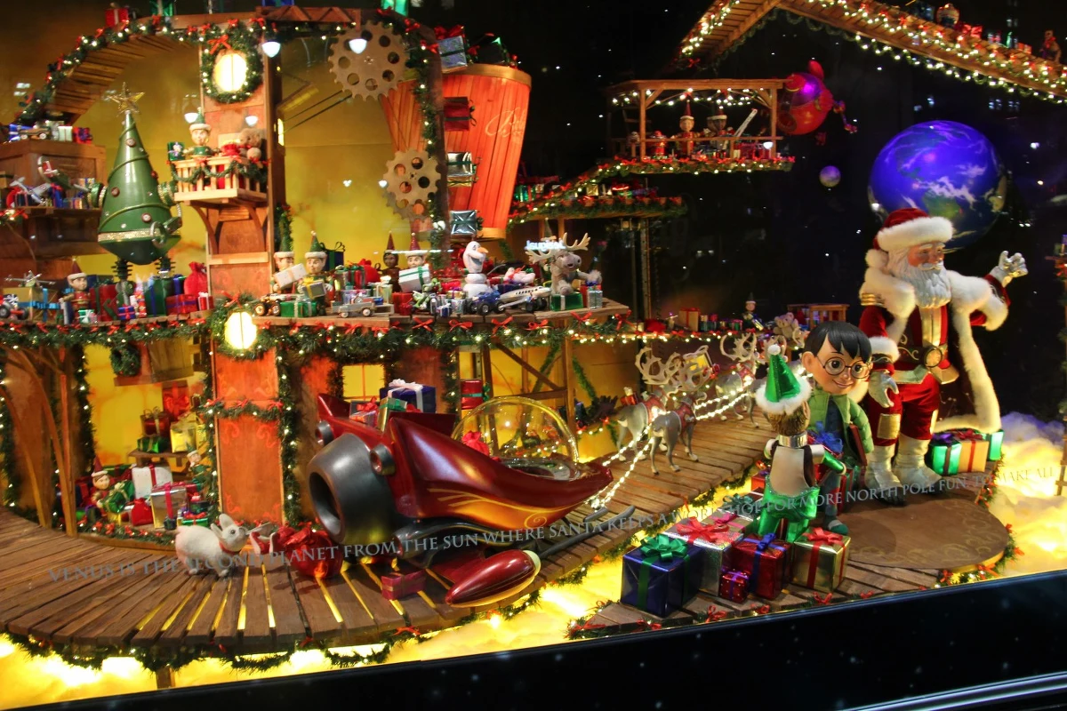 Największe nowojorskie domy handlowe rywalizują o to, który najbardziej zaskoczy świąteczną wystawą. Przed Bożym Narodzeniem w Wielkim Jabłku tłumy nie tylko w sklepach ale i przed nimi.