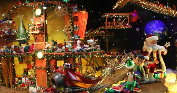 Największe nowojorskie domy handlowe rywalizują o to, który najbardziej zaskoczy świąteczną wystawą. Przed Bożym Narodzeniem w Wielkim Jabłku tłumy nie tylko w sklepach ale i przed nimi.