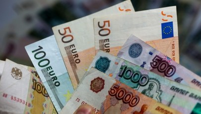 Spadek kursu rubla i cen akcji na giełdzie w Moskwie 