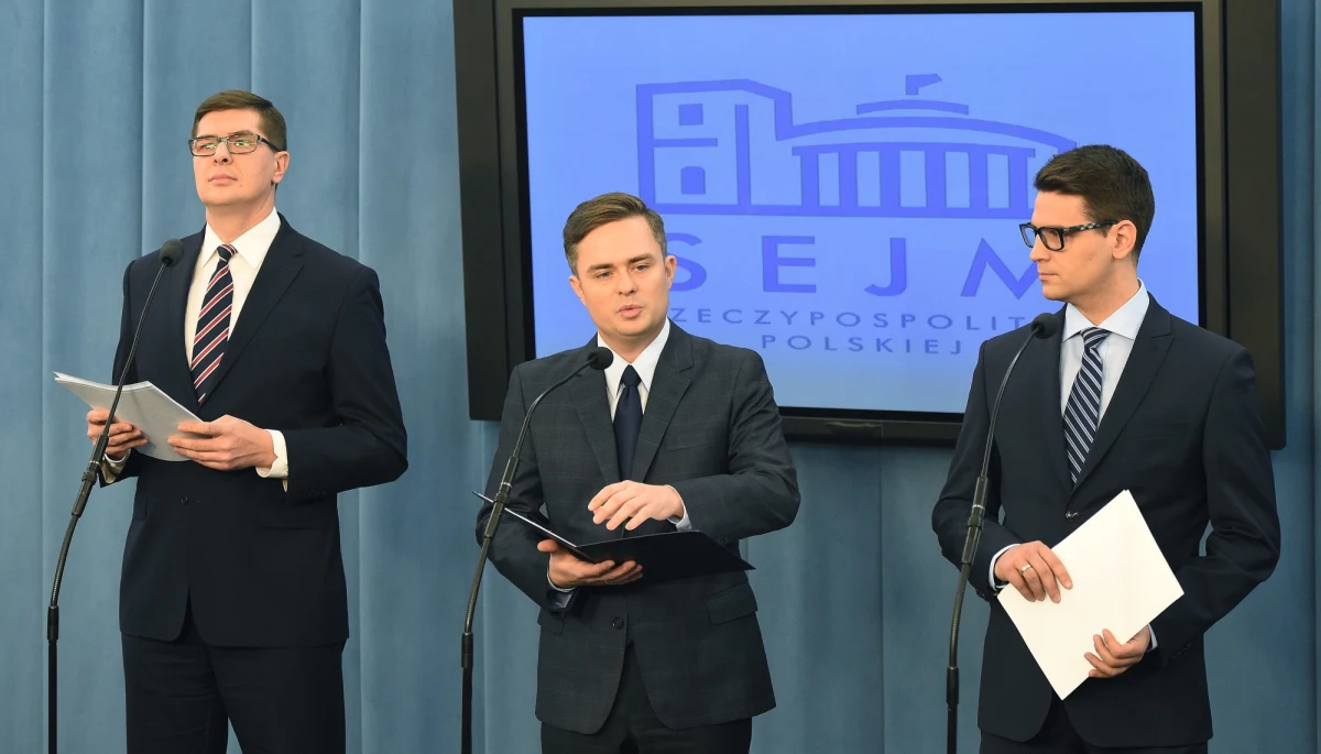 Posłowie Mariusz Kamiński i Adam Rogacki, którzy przez cały listopad nie brali udziału w pracach Sejmu - stracą sporą część uposażenia i diety. Być może to samo spotka też Adama Hofmana. Nasze nieoficjalne informacje w tej sprawie potwierdziła właśnie Kancelaria Sejmu. 