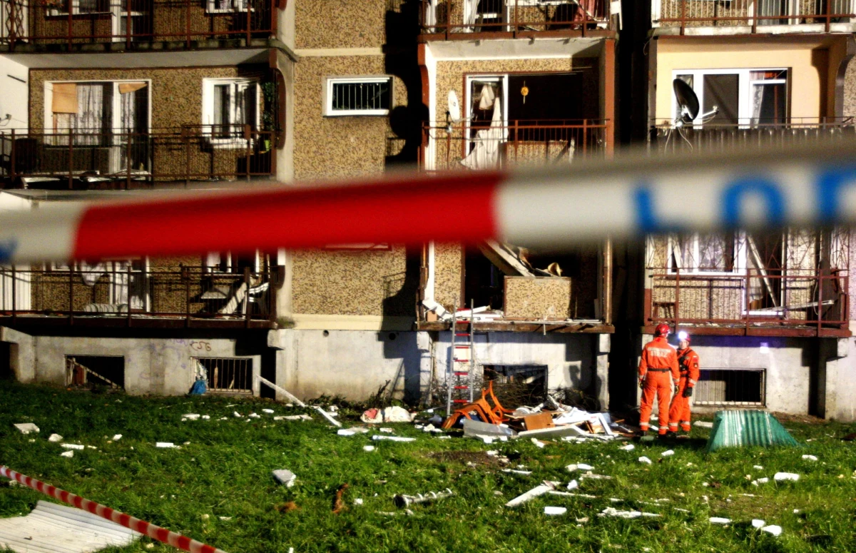 Rozbiórka uszkodzonego po wybuchu gazu bloku w Bytomiu została wstrzymana. Inspektor budowlany potwierdza informacje dziennikarza RMF FM, firma, która miała rozbierać blok, wycofała się dzień przed rozpoczęciem prac.