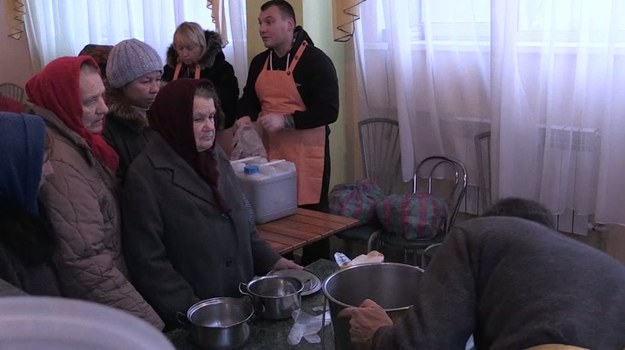 W obwodach donieckim i ługańskim na wschodzie Ukrainy - gdzie prorosyjscy separatyści proklamowali samozwańcze republiki ludowe - głód i nędza dają się we znaki starszym i schorowanym ludziom. Rząd w Kijowie wstrzymał wypłatę rent i emerytur dla osób żyjących na tych terenach. Ludziom zaczyna brakować jedzenia, nie mają też węgla na opał.


Sceny, które zarejestrowała kamera agencji Associated Press w małej miejscowości Kommunar pod Donieckiem, wyglądają jak koszmar rodem z poprzedniej epoki. W lokalnym domu kultury tłum ludzi, w większości staruszków, czeka na ciepłą owsiankę, herbatę i chleb. Z ich oczu wyziera smutek i rezygnacja.


-Na początku wstydziłem się przyjść tutaj, bo w domu zostało mi jeszcze trochę jedzenia. Ale teraz już się nie wstydzę. Dałem się przekonać – i przychodzę tutaj dwa razy w tygodniu, we wtorki i piątki - opowiada Fiodor, emeryt. - Nie ma rent i emerytur, nikt się tym nie interesuje, nie ma nic! Jak ludzie mają przeżyć? - pyta z goryczą.