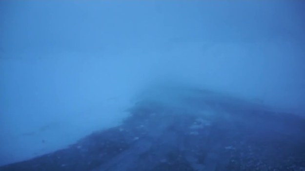Orkan Aleksandra, który w ubiegłym tygodniu szalał w Europie północnej, sprowadził nad Islandię potężne burze śnieżne. Na tym nagraniu, którego autorem jest Stefan Brenner, widać, z jakimi warunkami musieli zmagać się 11 grudnia kierowcy podróżujący między Reykjavikiem i Snaefellsnes. Prędkość wiatru osiągała 170 km/h, a autostrada praktycznie zniknęła pod tumanami śniegu.