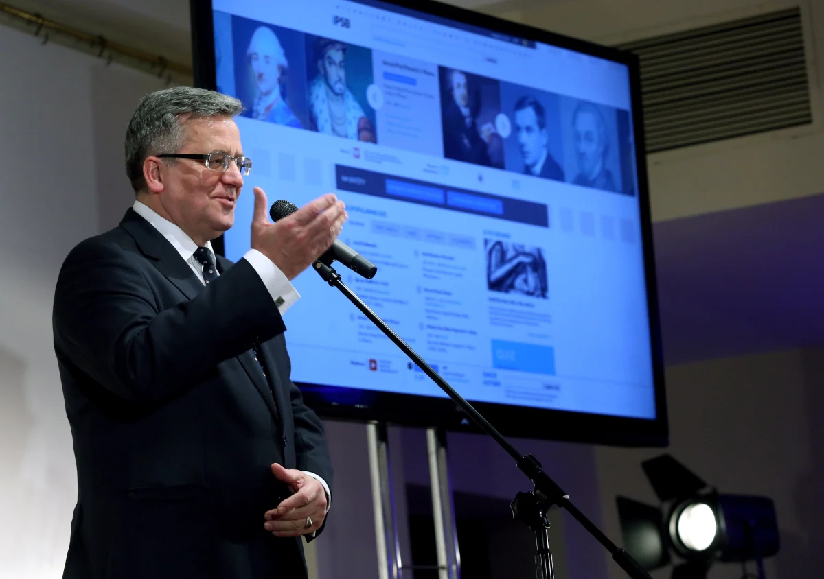 Tajemniczy dron krążył obok kancelarii Ewy Kopacz i Belwederu, w którym mieszka Bronisław Komorowski. Do dziś nie wiadomo, z jaką misją się pojawił i kto za tym stoi - pisze czwartkowy "Fakt".