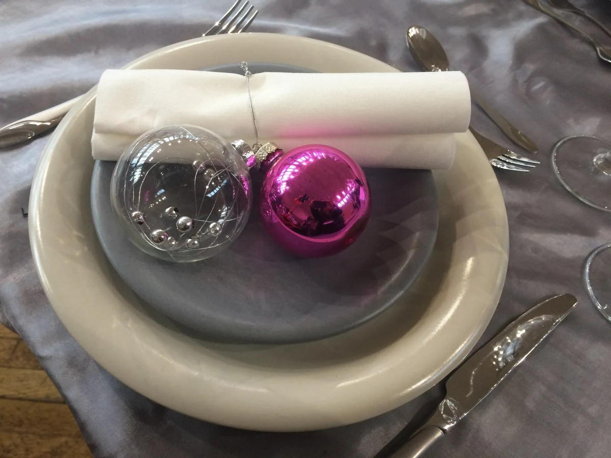 Przestrzenny kwiat, elegancki futerał na sztućce lub miniaturowa choinka - to kształty, jakie mogą przyjąć serwety, żeby stać się niebanalną dekoracją świątecznego stołu. Jak się do tego zabrać? Sprawdźcie nasz poradnik! Podpowiadamy też, jak za pomocą prostych elementów sprawić, żeby wigilijny stół zachwycał!