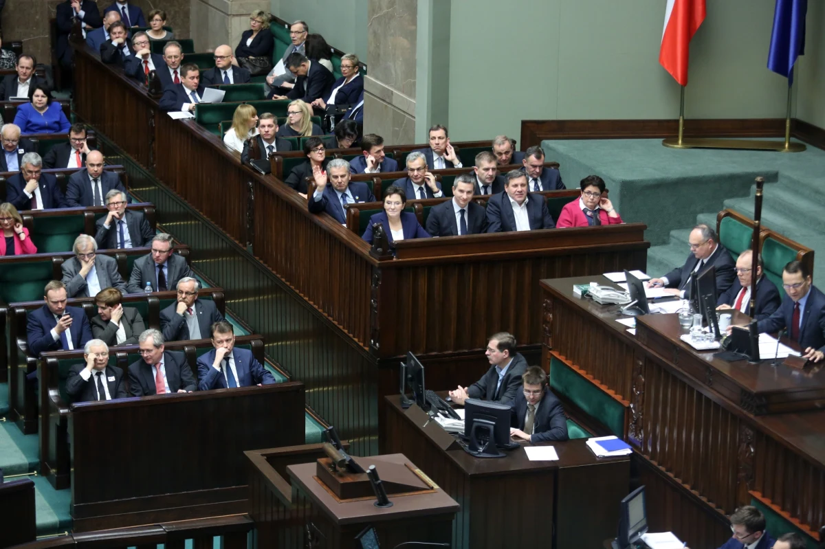 Sejm uchwalił budżet na kolejny rok. Deficyt ma nie przekroczyć 46 mld 80 mln zł. W 2015 r. dochody budżetu państwa mają wynieść 297 mld 252 mln 925 tys. zł, a wydatki 343 mld 332 mln 925 tys. złotych.
