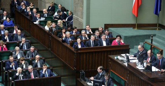 Sejm uchwalił budżet na kolejny rok. Deficyt ma nie przekroczyć 46 mld 80 mln zł. W 2015 r. dochody budżetu państwa mają wynieść 297 mld 252 mln 925 tys. zł, a wydatki 343 mld 332 mln 925 tys. złotych.