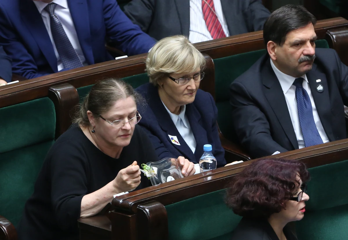 Zachowanie Krystyny Pawłowicz z Prawa i Sprawiedliwości, która podczas wczorajszych głosowań jadła na sali obrad Sejmu wywołało uwagi niektórych posłów. Andrzej Rozenek z Twojego Ruchu prosił, by posłanka wyniosła brudne naczynia. Prezes PiS Jarosław Kaczyński apelował do marszałka, aby przywołał do porządku "grubiańską część sali".