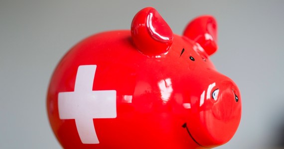 Narodowy Bank Szwajcarii zdecydował o drastycznym obniżeniu swoich stóp procentowych. Nieoczekiwanie sprowadził je poniżej zera. To oznacza spore oszczędności dla 700 tysięcy polskich rodzin, spłacających kredyty we frankach szwajcarskich.