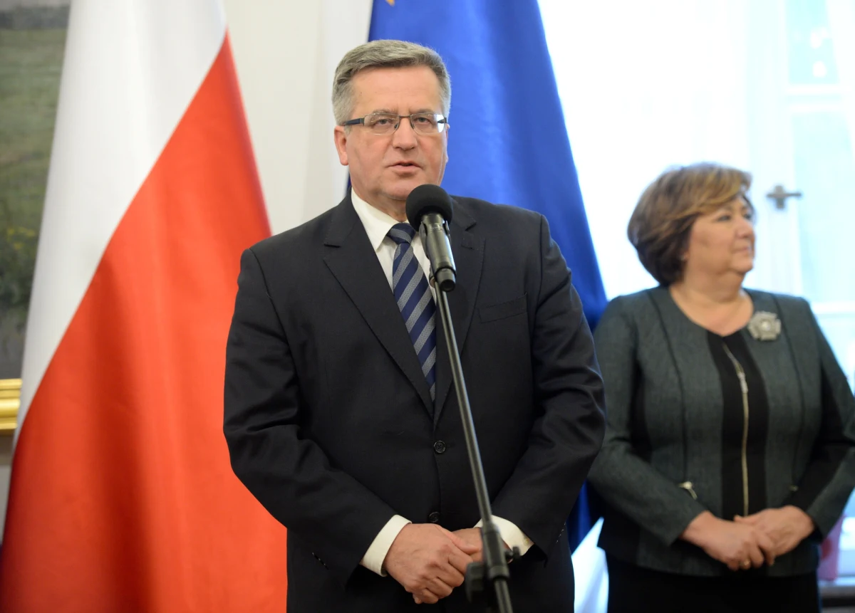 Trwa przesłuchanie Bronisława Komorowskiego w Pałacu Prezydenckim. Głowa państwa zeznaje jako świadek w procesie dziennikarza Wojciecha Sumlińskiego i byłego oficera WSW Aleksandra L. Są oskarżeni o proponowanie pieniędzy w zamian za pozytywną weryfikację byłego żołnierza WSI - Leszka T. 