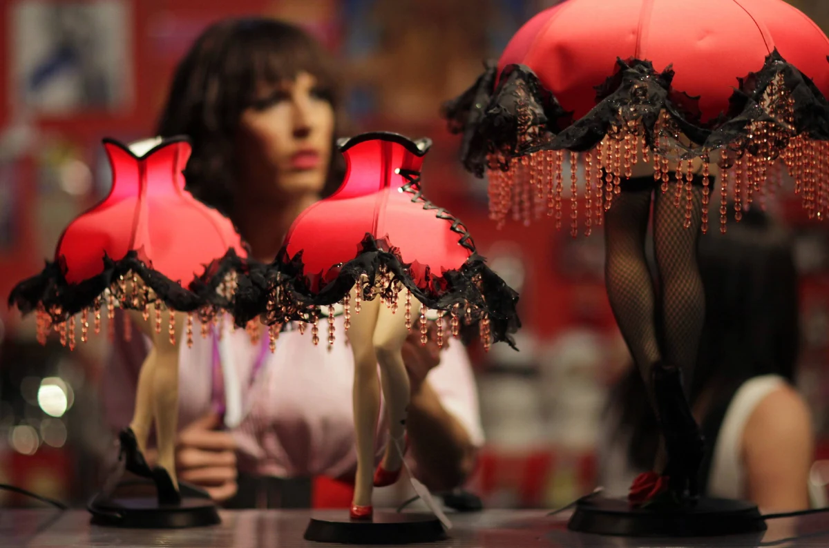 Funkcjonariusze policji i przedstawiciele prokuratury wkroczyli do kilku lokali w Krakowie, działających do niedawna pod szyldem Cocomo - dowiedzieli się dziennikarze RMF FM. Część klientów po wizytach w tych klubach budziła się z wyczyszczonymi rachunkami bankowymi. Tancerki naciągały ich na drogie drinki i prywatne tańce erotyczne.