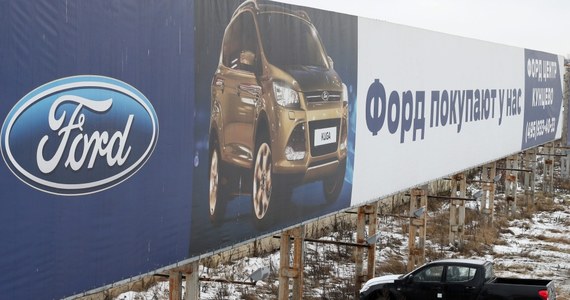 Deprecjacja rubla skłoniła firmy motoryzacyjne General Motors, Audi oraz Jaguar Land Rover do tymczasowego wstrzymania sprzedaży w Rosji. 