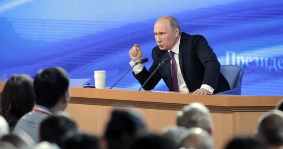 Wyprowadzanie rosyjskiej gospodarki z kryzysu potrwa maksimum dwa lata - taką deklarację złożył prezydent Rosji Władimir Putin podczas swej jubileuszowej - dziesiątej - dorocznej konferencji prasowej. Spotkanie z dziennikarzami trwało 3 godziny i 10 minut.