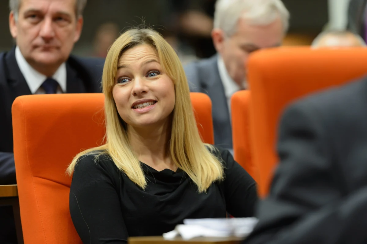 „Zaufało jej 6,5 tysiąca ludzi. To dzięki głosom takiej rzeszy wyborców Katarzyna Bujakiewicz została radną Sejmiku Wielkopolskiego. Jednak aktorka serialu „Lekarze” nie zabawi długo w polityce” – pisze piątkowy „Fakt”. Okazuje się, że problemem będzie dla niej ujawnienie części zarobków. 