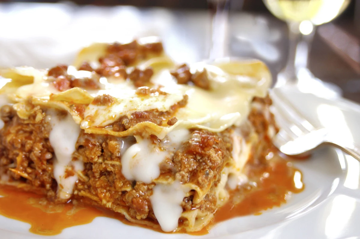 Tortellini, lasagne, zupa z ostów, pieczone jagnięta, koziołki, ryby, czy tak u nas mało świąteczna sztuka mięsa – takie potrawy trafią na stoły we włoskich domach na Boże Narodzenie. Choinki może nie być, ale szopka w każdym domu jest obowiązkowa. O tym jak Włosi celebrują święta opowiada nam Maciej Brzozowski, autor książki „Włosi. Życie to teatr”.