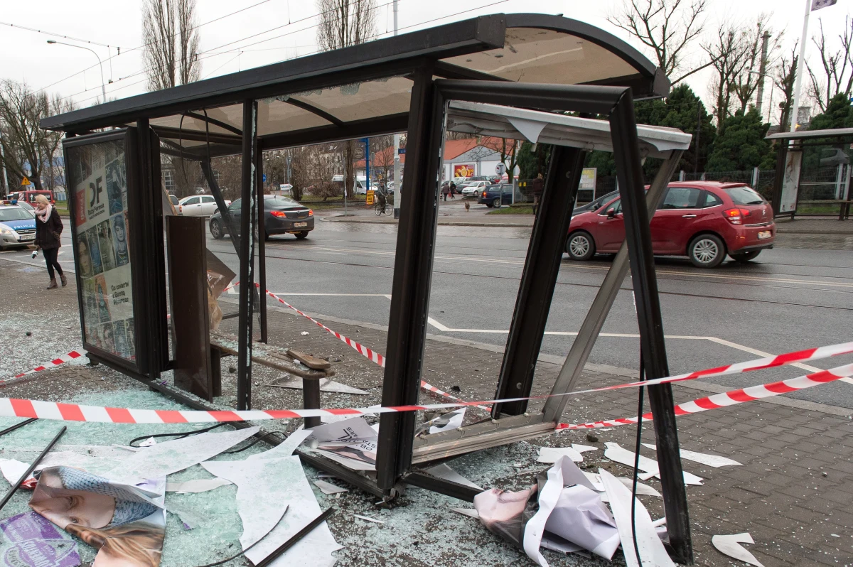 Samochód osobowy wjechał we Wrocławiu w ludzi czekających na przystanku. Do wypadku doszło na ulicy Grabiszyńskiej w okolicach skrzyżowania z Aleją Pracy. Trzy osoby zostały ranne. Stan jednej z nich jest poważny. 