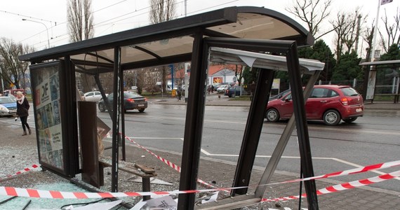Samochód osobowy wjechał we Wrocławiu w ludzi czekających na przystanku. Do wypadku doszło na ulicy Grabiszyńskiej w okolicach skrzyżowania z Aleją Pracy. Trzy osoby zostały ranne. Stan jednej z nich jest poważny. 