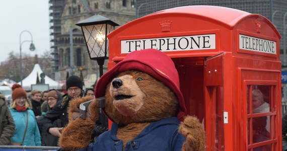 "Proszę zaopiekować się tym niedźwiadkiem. Dziękuję". Na stacji Paddington w Londynie pojawia się mały zagubiony niedźwiadek. Z doczepioną karteczką tej treści. W polskich księgarniach ukazało się nowe wydanie "Paddingtona" Michaela Bonda. 